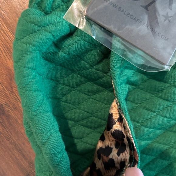 Green sweats with cheetah print pockets - Picture 4 of 5